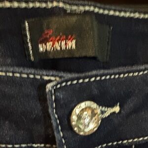 Levi's Women’s Navy Blue Denim Capri Jeans with Contrast Stitching. Size 16